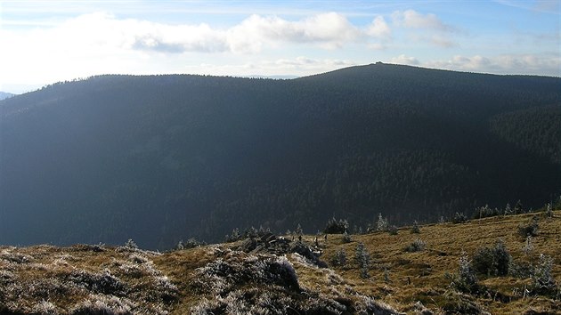 Z vrcholov partie hebenu erven hory. Vzadu je Vozka,  lid ve stedu fotografie se nachzej v mst uvaovan zstavby.