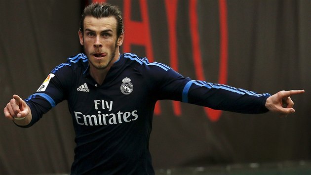 VTZN TREFA. Gareth Bale, kdlo Realu Madrid, oslavuje svj gl na hiti Vallecana.