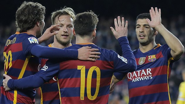 Fotbalisté Barcelony se radují z gólu Lionela Messiho (zády).