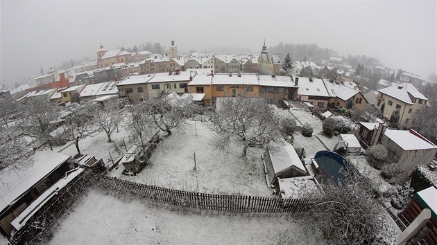 Snhu se v ter dokali i v podkrkonosk obci Jilemnice na Semilsku (26. dubna 2016)