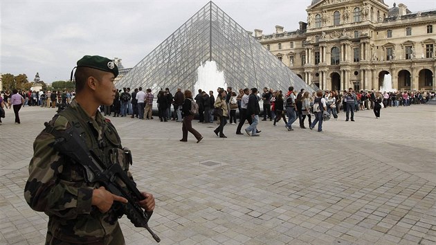 Francouzský voják hlídkuje v pařížském Louvru.