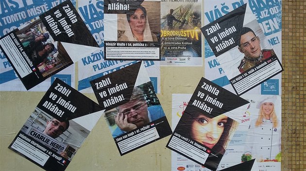 Plakáty se jmény lidí, kteí byli zavradni radikálními islamisty.