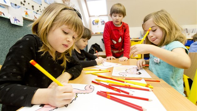 Pastelky pomáhaly testovat děti z pražské Malostranské základní školy.