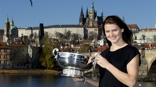 Tenistka Lucie Šafářová s pohárem za vítězství ve Fed Cupu. (16. listopadu 2015)
