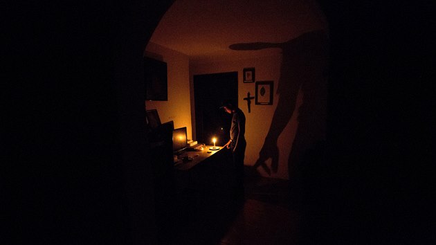 Mladík si svítí v dom rodi ve venezuelském mst El Calvario, ve kterém byly...