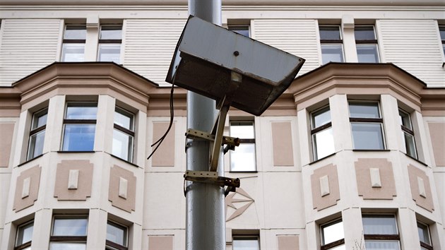 Kamera, kterou pravděpodobně StB používala před rokem 1989 k monitorování Vinohradské třídy v Praze. (28. dubna 2016)