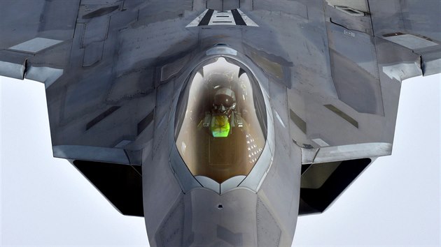 RAPTOR. Pilot americk sthky F-22 Raptor se pipravuje na manvr, pi kterm za letu dopln palivo z tankovacho letounu KC-135. Sthaka smuje z rumunsk letadlov zkladny Mihail Kogalniceanu do Velk Britnie.