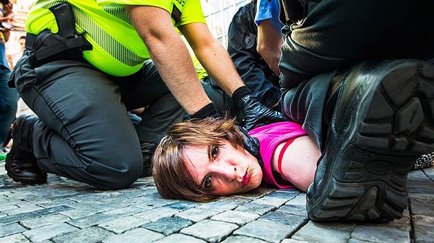 Zatýkání Kateřiny Krejčové poté, co se na demonstraci vrhla na policistu, který dával na zemi pouta jejímu partnerovi. (1. července 2015)