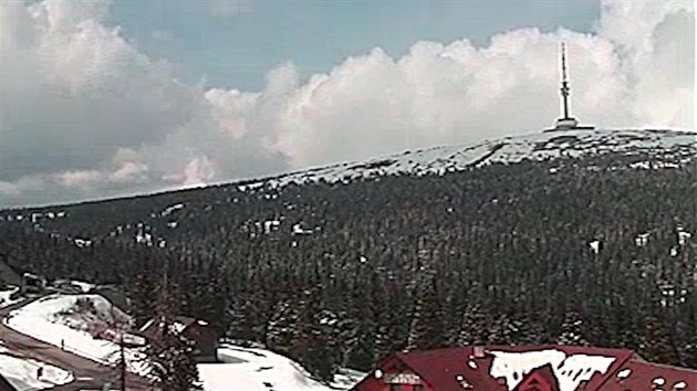 Vrcholové části jesenické hory Praděd a okolí ještě jednou zahalila bílá peřina (snímek z webkamery 25. dubna 2016 odpoledne).