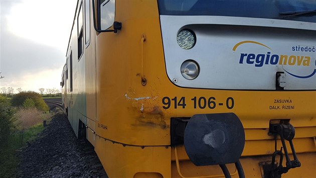 Vlak na Nymbursku srazil dva kon (25. dubna 2016).