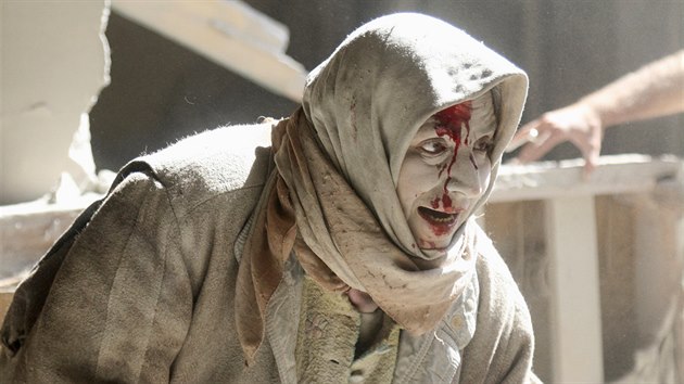 Zrann ena po nletu na historick centrum Aleppa, je dr povstalci (28. dubna 2016).