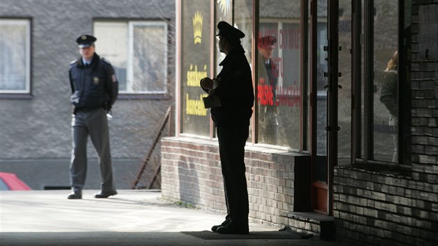 Zatímco uvnitř kriminalisté ohledávali místo činu, okolo pobočky sázkové kanceláře hlídkovali policisté. (25. února 2007)