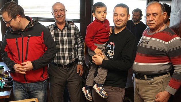 Uprchlíci se v roce 2016 nastěhovali do bytů v Českém Těšíně. Na fotce druhý zleva je truhlář Naiel Al Ajmayah, vedle něj se synem Marvan Qarn. 