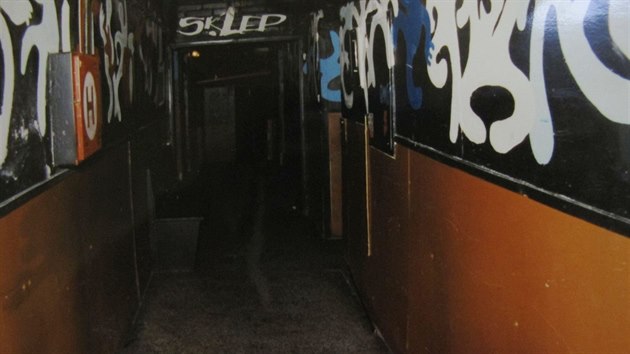 Pohled do vnitnho prostoru hudebnho klubu Sklep v Menikovov ulici v Ostrav-Vtkovicch v prosinci 1997.
