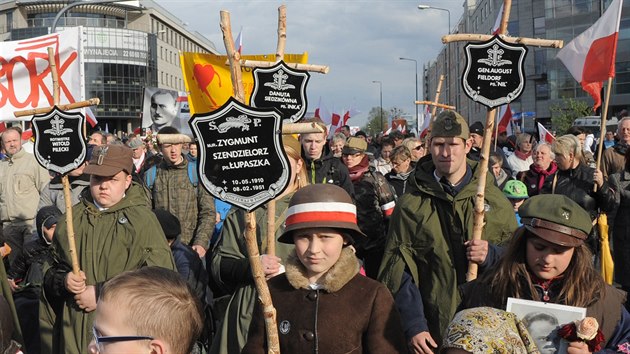 Sttn poheb plukovnka Zygmunta Szendzielarze ve Varav v nedli 24. dubna. Smutenho shromdn se astnili prezident Andrzej Duda a lenov vldy. Ostatky dstojnka, kter bojoval proti nacistm a pozdji proti komunistm, byly nalezeny v masovm hrob.