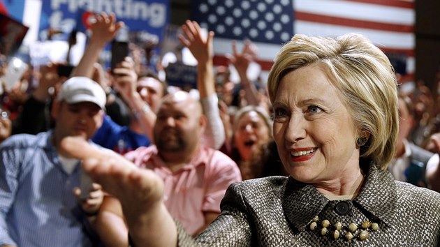 Demokratka Hillary Clintonov vyhrla tyi z pti nominanch souboj 26. dubna.