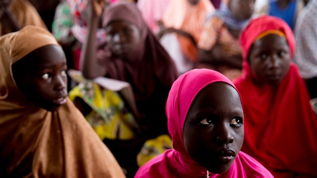 Nigerijsk dti, kter se zachrnily ped teroristickou organizac Boko Haram, poslouchaj vuku v tboe pro vnitn vysdlen obyvatele ve mst Yola. (22. dubna 2016)