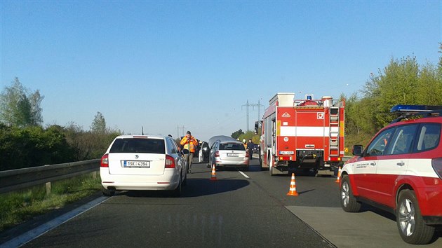 Dlnice D11 z Prahy do Hradce Krlov byla kvli tem nehodm mezi 4. a 5. kilometrem vce ne hodinu neprjezdn. (29. dubna 2016)