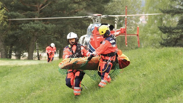 Letecká záchranná služba Jihočeského kraje cvičila na českobudějovickém letišti záchranu osob z nedostupného terénu.