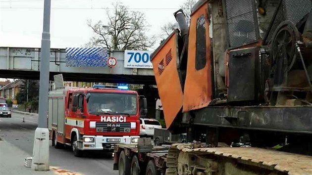 Bagr peven na podvalnku v Brn narazil do mostu. Na vozovku z nj unikly destky litr nafty, kterou likvidovali hasii.