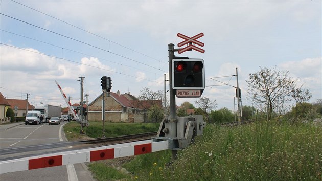 Kamion se na přejezdu v Moravském Písku málem srazil s vlakem. Nakonec prorazil závoru a těsně ujel.