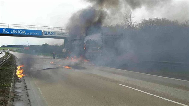 Dlnici D1 u Ostrovaic ve stedu uzavel por kamionu.