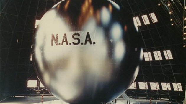 Americká „balónová“ družice Echo 1 na snímku ze zkoušek a příprav z konce 50. let.