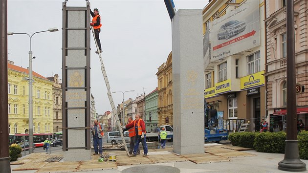 Ppravy na odstrann pamtnku Dky, Ameriko! na rohu plzesk Americk a Klatovsk ulice. (22. 4. 2016)