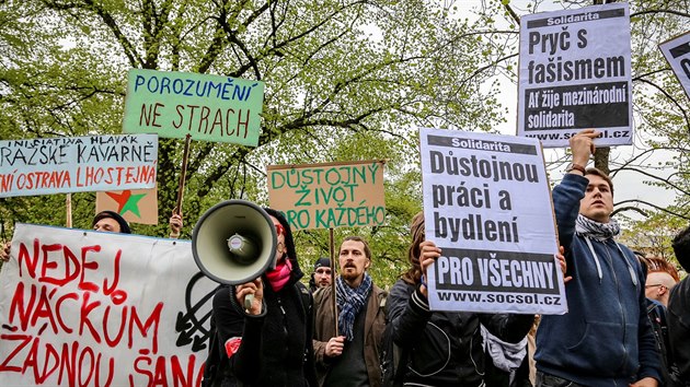 Demonstrace pro i proti migraci v Ostrav. (23. 4. 2016)
