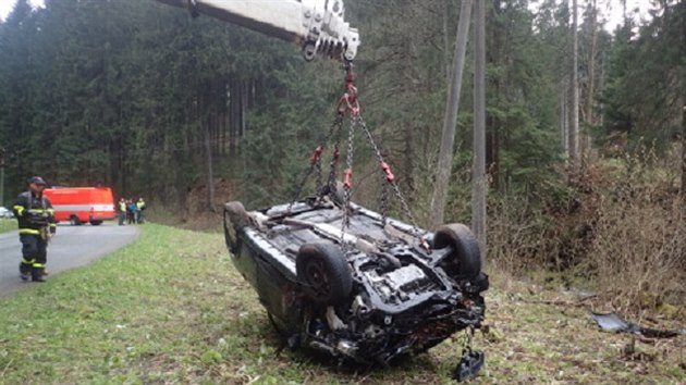 Osobn automobil vyprostili z potoka hasii. (23. 4. 2016)