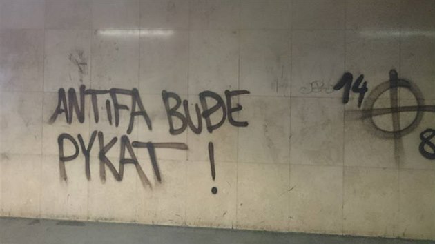 Vandalové poničili stanici metra na Karlově náměstí. (24. 4. 2016)