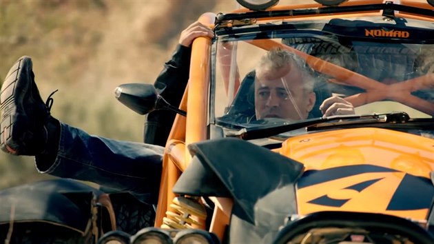 Matt LeBlanc se souká do Arielu Nomad v upoutávce na novou sérii pořadu Top Gear.
