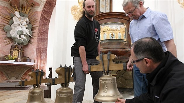 Po 74 letech se na Zelenou horu vrací zvony. Odlil je mistr Petr Rudolf Manoušek (v modré košili) ve stejné tónině, jako odlil původní zvony jeho děd Rudolf Manoušek v roce 1926.