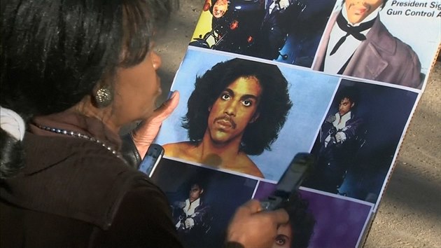 Fanoušci truchlí za Prince. Los Angeles vzpomíná (22. dubna 2016)