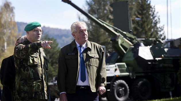 Prezident Milo Zeman v rmci cesty po Stedoeskm kraji navtvil 13. dlosteleck pluk v Jincch na Pbramsku (20.4.2016).