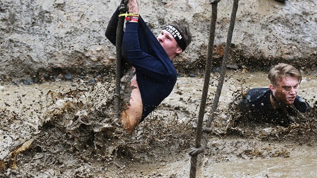 Kdo chce bt Spartanem, mus zvldnout a vydret o nco vc. V zvodech Spartan Race zvodnk zaije zmar i euforii, soust jsou i vodn pekky. plh z vody je soust jedn z nich (23.4.2016).