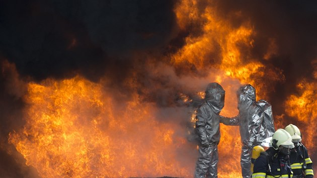 Podnikov hasii ze Spolany a jejich prat kolegov zahjili 26. dubna cvien v arelu neratovick chemiky. Tdennho cvien se astn tak vd ...