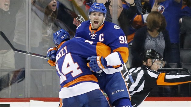 John Tavares a Thomas Hickey slaví postupový gól New York Islanders.