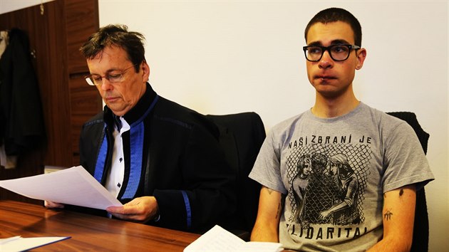 Rusk student Igor evcov u soudu, kde el obalob, e hodil zpaln lahve na dm ministra obrany Martina Stropnickho.