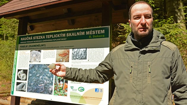 V Teplickch skalch na Broumovsku oteveli nov naun stezky, na snmku je Petr Kuna ze Sprvy CHKO Broumovsko. (29. dubna 2016)
