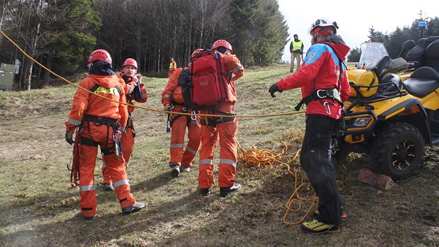 Na msto zsahu postupn dorazilo vce ne sto profesionlnch a dobrovolnch hasi ze Zlnskho a Moravskoslezskho kraje, 38 policist, dv posdky sanitek, zchrann tmy provozovatele lanovky a lenov Horsk sluby Beskydy.