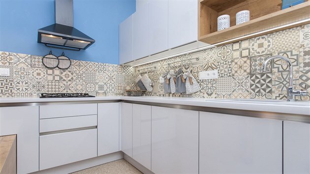 Do kuchyn zvolili designi jako obklad keramiku s patchworkovmi vzory.