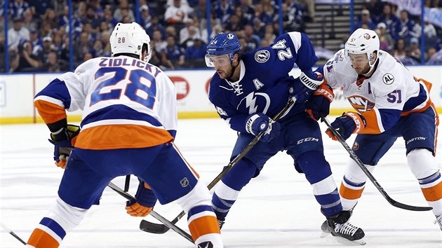 Marek idlick (vlevo) z New York Islanders v obrann innosti.