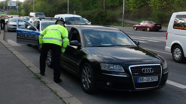 Na tyhle si dvejte pozor, upozoruje policie. Posdka Audi reaguje vulgrn. Zde v ulici Na Stri, kde od policie dostali jen pokutu (20.4.2016)