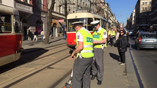 Ve tvrtek odpoledne se v Jen ulici srazila tramvaj s tinctiletm chlapcem, kter byl s vnm zrannm pevezen do nemocnice (21.4.2016)