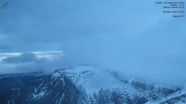 Divok zimn poas se nevyhnulo ani na nejvy hoe. Takto to na Snce vypadalo asn rno. (25. 4. 2016)