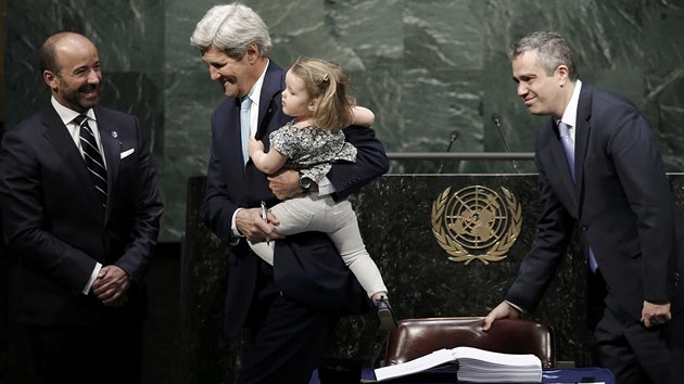 Americk ministr zahrani John Kerry drel pi podepisovn nov klimatick dohody symbolicky v nru svou vnuku (22. dubna 2016).