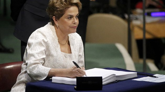 Za Brazílii podepsala klimatickou dohodu prezidentka Dilma Rousseffová (22. dubna 2016).