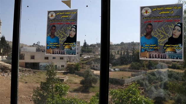 Na oknech smutenho domu u msta Ramallh na Zpadnm behu vis plakty se dvma Palestinci, kter ve stedu zastelily izraelsk bezpenostn sloky (27. dubna 2016).
