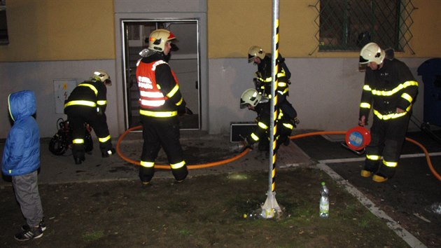 Hasii museli v noci zasahovat u poru v Karvin-Novm Mst, kde zaalo hoet ve sklep typatrovho bytovho domu. Pomoc ploiny zachrnili sedm lid.